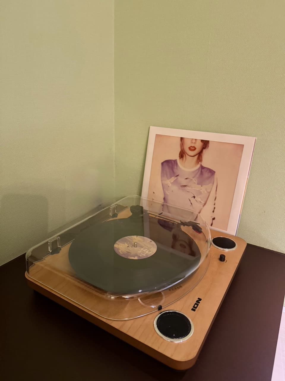 レコードジャケットを添えた客室のレコードプレーヤー