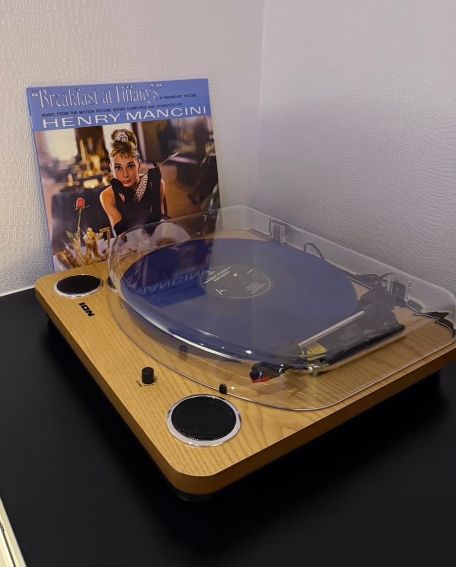 レコードを再生している客室のレコードプレーヤー