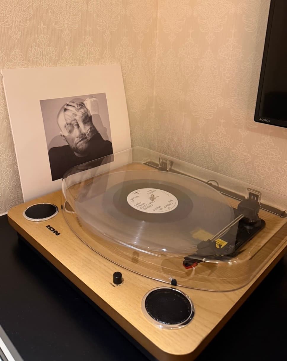 落ち着いた照明の客室で再生中のレコードプレーヤー